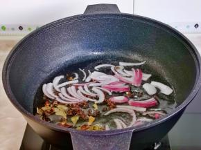 起油锅，加入洋葱，八角，花椒，香叶炒香。