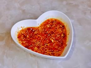 再把热油倒入蒜末器具中，趁热搅拌均匀。