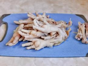 凤爪去骨，首先将根部用水果刀划断开，凤爪背上划一刀，再把大骨头用手剔出来，轻轻一扭就下来了。