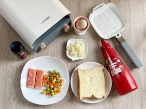 准备好食材，蟹柳解冻好，什锦蔬菜粒焯水后沥干备用。