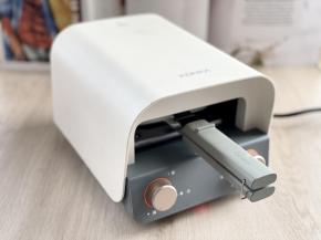 扣好三明治烤盘，推入康佳早餐机，设置大火，时间5分钟。