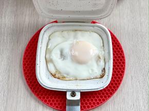 鸡蛋煎好后取出，因为做给孩子吃，所以我煎的比较熟，如果喜欢溏心的可以缩短烤制的时间。