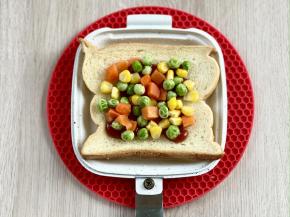 放上什锦蔬菜粒；