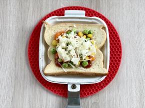 放上马苏里拉奶酪；