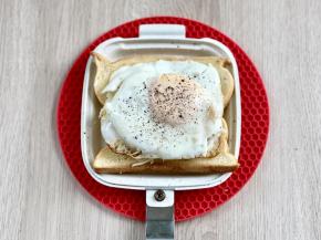 再放上煎好的鸡蛋，磨上黑胡椒碎。