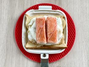 蟹柳撕掉塑料膜，放在鸡蛋上；