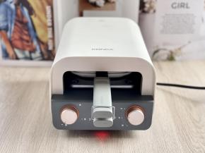 把三明治烤盘推入康佳早餐机中，设置大火，时间5分钟。