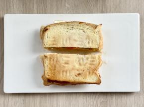 最后把三明治从中间切开即可。