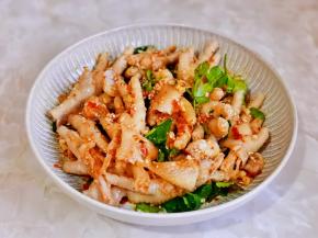 再淋上蒜蓉辣酱，加入香菜段，拌均匀就好啦！