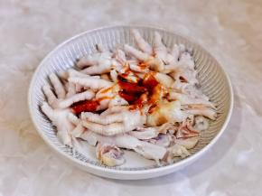 去骨的凤爪装盘，加入酱油，蚝油。