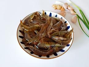 准备新鲜的对虾。