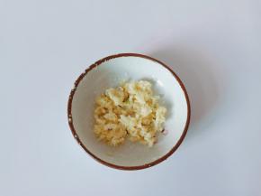 蒜去皮捣碎【蒜一定要压出汁水的才更香】