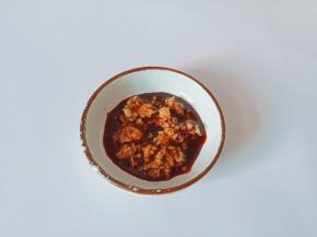 用筷子将调料搅拌均匀。