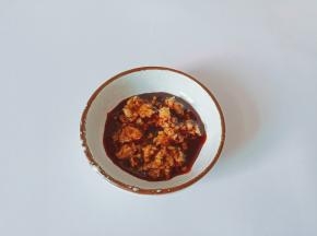 用筷子将调料搅拌均匀。