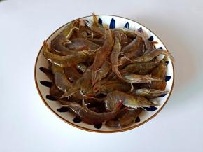 对虾剪去虾枪跟虾须，吃的时候不扎嘴。