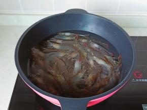对虾冷水入锅。