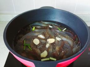 加入生姜片，葱段。