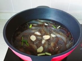 加入生姜片，葱段。