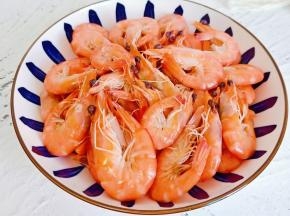 煮好的对虾剥壳，蘸着酱汁特别好吃。