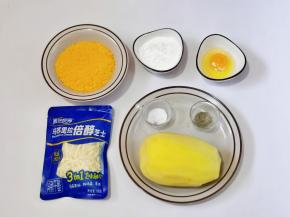 准备食材，土豆削皮备用。