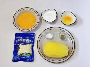 准备食材，土豆削皮备用。