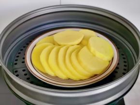 土豆洗净削皮切块放蒸格蒸熟。