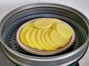 土豆洗净削皮切块放蒸格蒸熟。