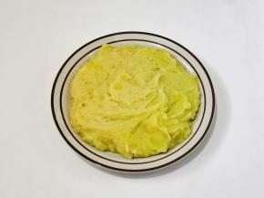 趁热用擀面杖将土豆压成泥，加盐和黑胡椒粉少许拌匀。