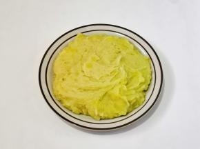 趁热用擀面杖将土豆压成泥，加盐和黑胡椒粉少许拌匀。