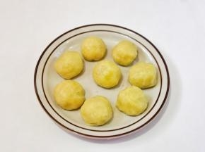 分成12个，放手心揉成圆球。