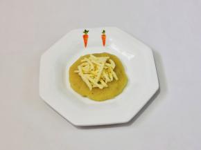 土豆球按扁一下，放上马苏里拉芝士，收好口。