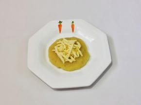 土豆球按扁一下，放上马苏里拉芝士，收好口。