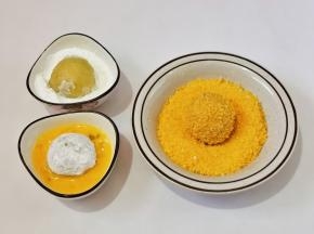 依次将土豆 球裹上一层玉米淀粉，一层全蛋液，一层面包糠。