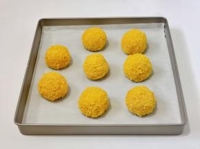 把土豆球码到烤盘上。