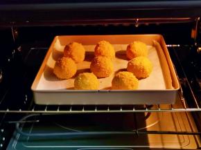 烤箱提前预热，165度烤8分钟左右，土豆球微涨即可出炉享用。