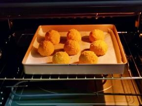 烤箱提前预热，165度烤8分钟左右，土豆球微涨即可出炉享用。