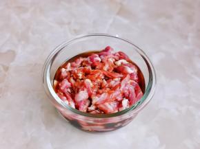 肉丝洗净沥干水分，加入料酒，酱油，十三香。