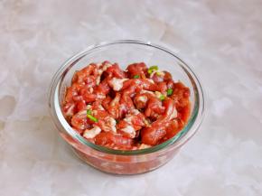 加入切好的葱花抓拌均匀，腌制10分钟。