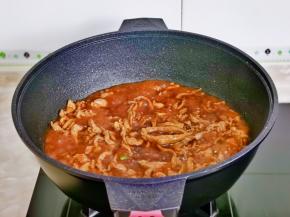 起油锅，加入辣椒碎煸炒，再加入肉丝煸炒至变色，加入半碗纯净水，冰糖。