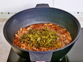 再加入雪菜翻炒。