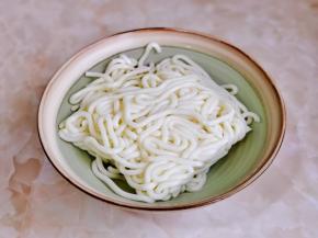 乌冬面温水冲洗两遍。