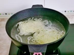 锅中加入水烧开，加入盐再下乌冬面。