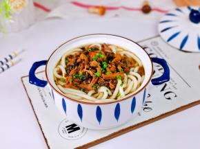 乌冬面装入碗中，加上雪菜肉丝，再淋上煮宇东面粉汤，撒上葱花就好啦。