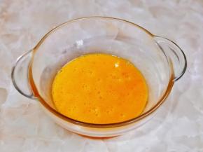 鸡蛋磕碗中打散。