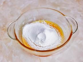 筛入低筋面粉，打至无干粉。