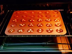 入烤箱上下155度烤18分钟。