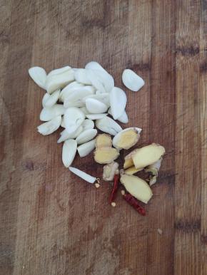 蒜瓣切成片，生姜切成片，干辣椒切小段备用！