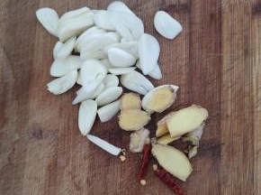 蒜瓣切成片，生姜切成片，干辣椒切小段备用！