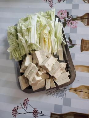 白菜洗净切成条，豆腐切成条备用！