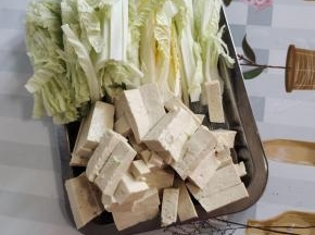 白菜洗净切成条，豆腐切成条备用！